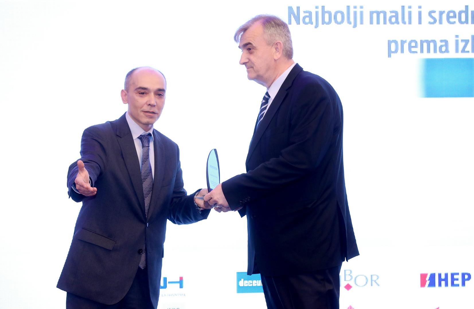 Glavni urednik Poslovnog dnevnika Vladimir Nišević dodijelio je nagradu tvrtci Novo gaming u kategoriji rast investicija