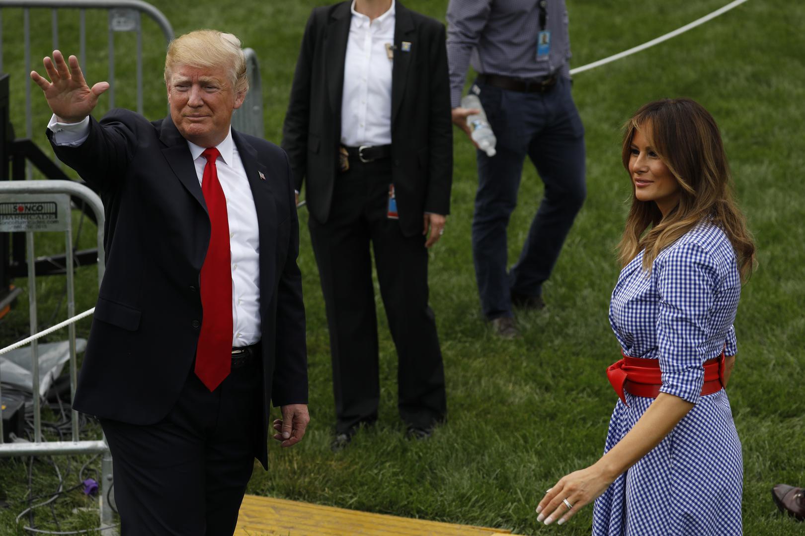 Haljina Melaniji stoji kao salivena s obzirom na njezinu vitku liniju, a s njezinim remenom i cipelama kravatu je uskladio i američki predsjednik Donald Trump.
