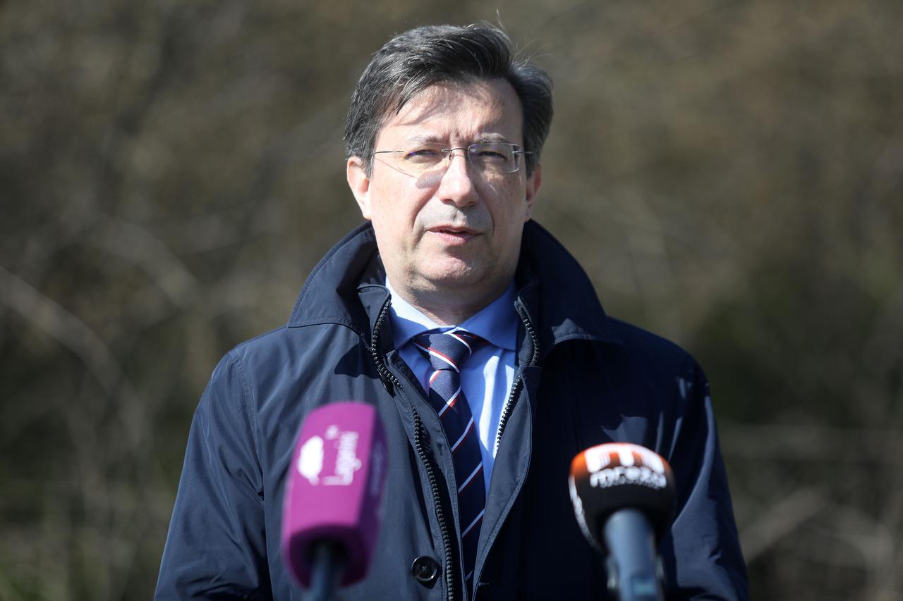 Zagreb: Kandidat za gradonačelnika Željko Uhlir razgovarao o problemima stanovnika Klare