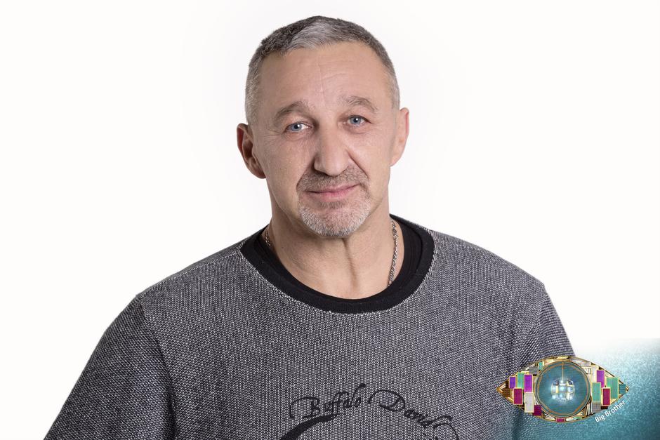 Marijan Lisak ima 48 godina. Rođen je u Zagrebu, no već nekoliko godina živi u Zadru. Bivši je pripadnik 1. gardijske brigade i ATJ Lučko, a danas je organizator sportsko-rekreacijskih natjecanja ratnih vojnih invalida.