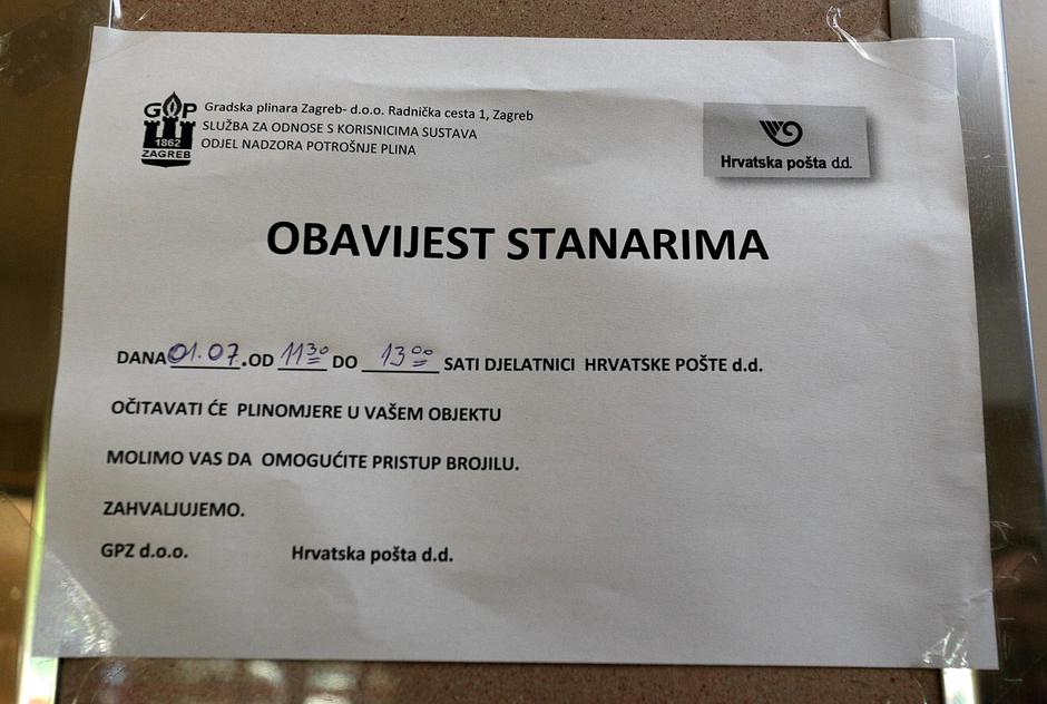 01.07..2015., Zagreb - Postar Milan Basic ocitava plinska brojila u novozagrebackom kvartu Siget.Photo: Zarko Basic/PIXSELL