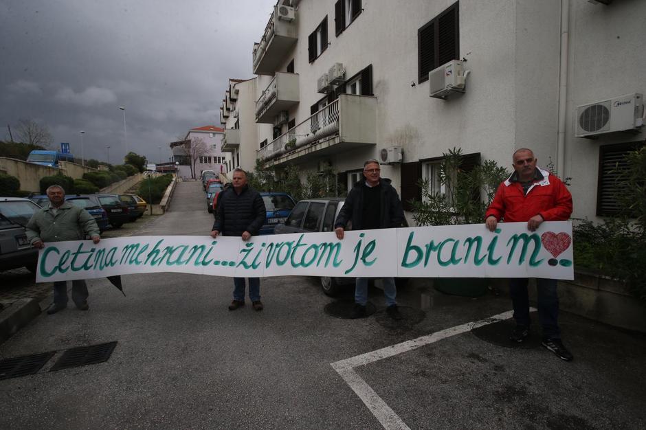 Split: Prosvjed članova inicijative Ne daj se Cetino uoči sjednice Županijske skupštine