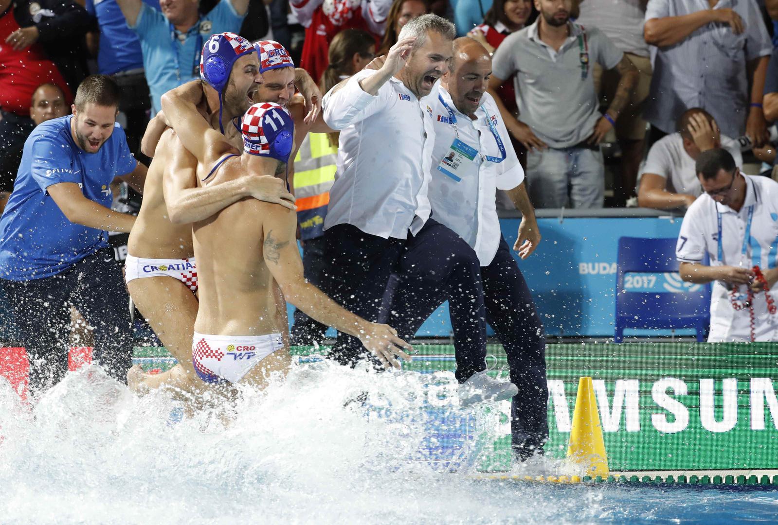 Hrvatski vaterpolisti i stručno vodstvo proslavili su naslov skokom u bazen