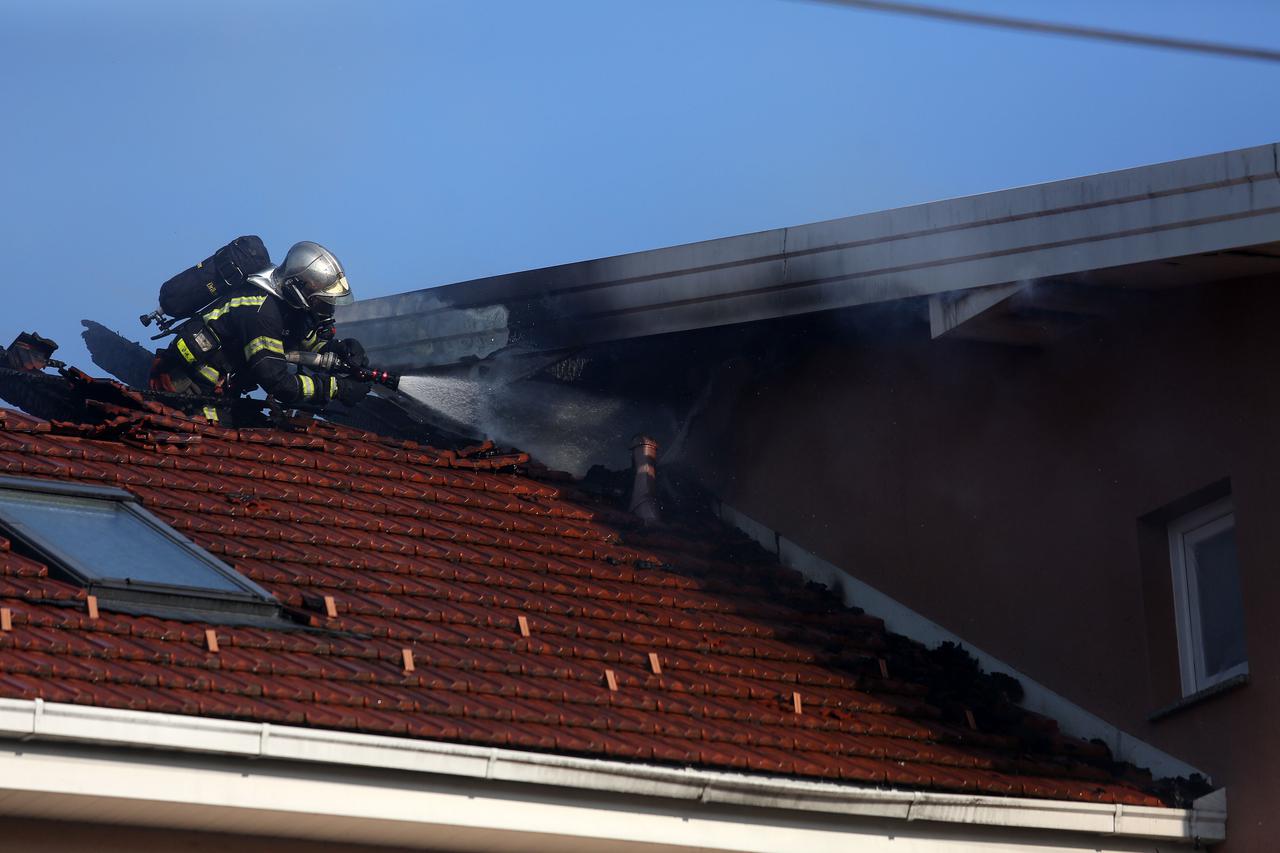Velika Gorica: U stambenoj kući izbio požar, na intervenciji ozlijeđeno dvoje vatrogasaca