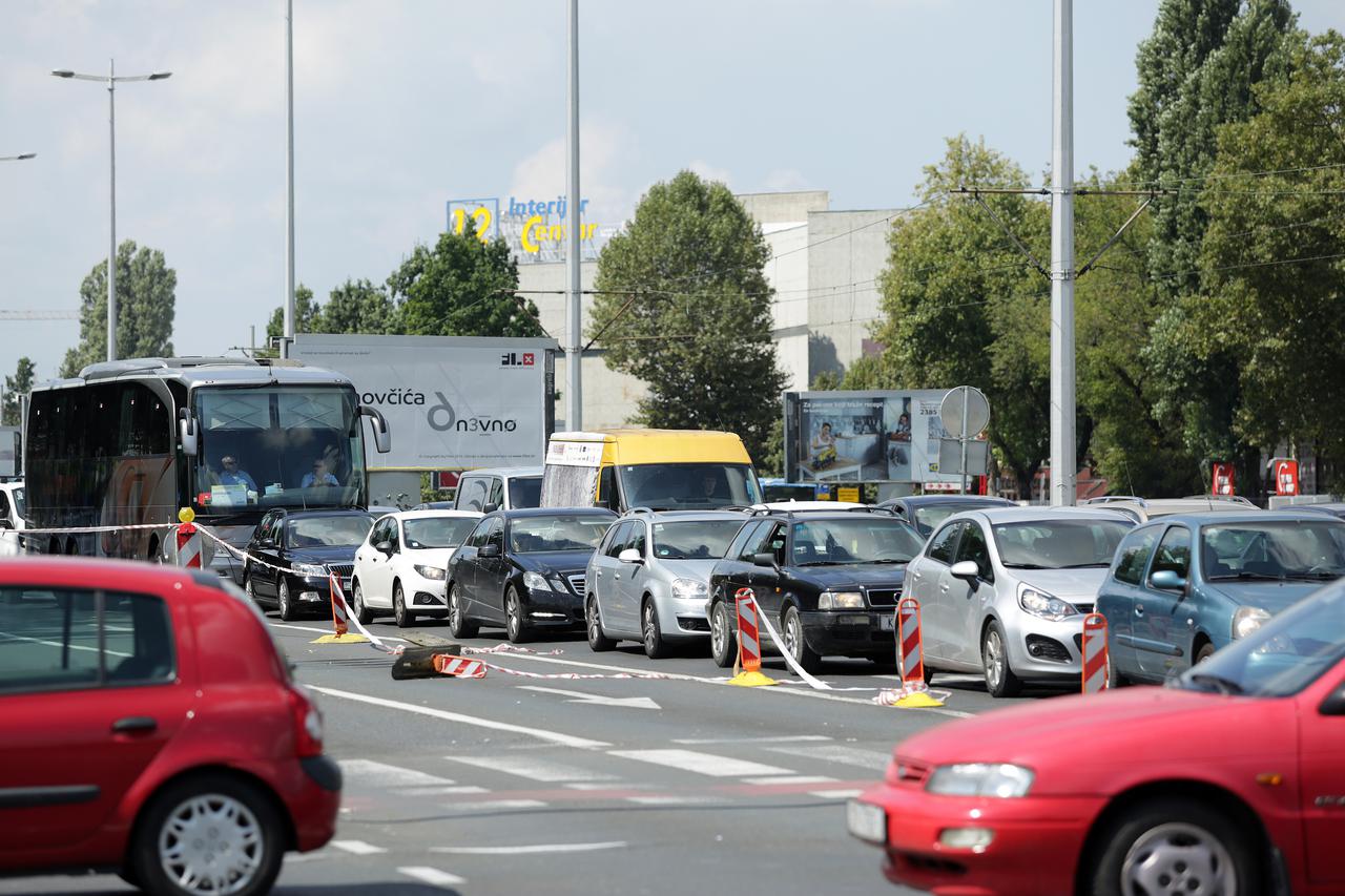 25.08.2016., Zagreb - Radovi na asfaltiranju juznog kolnika Avenije Dubrovnik izazvali su prometne guzve.  Photo: Luka Stanzl/PIXSELL