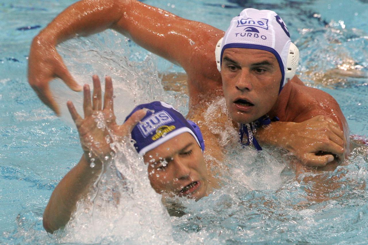Russia's Alexander Eryshov (L) and Croatia's Ratko Stritof battle during their water polo match in the Athens 2004 Olympic Games August 19, 2004. REUTERS/Laszlo Balogh  JSK Reuters / Picture supplied by Action Images *** Local Caption *** RBBORH2004081901