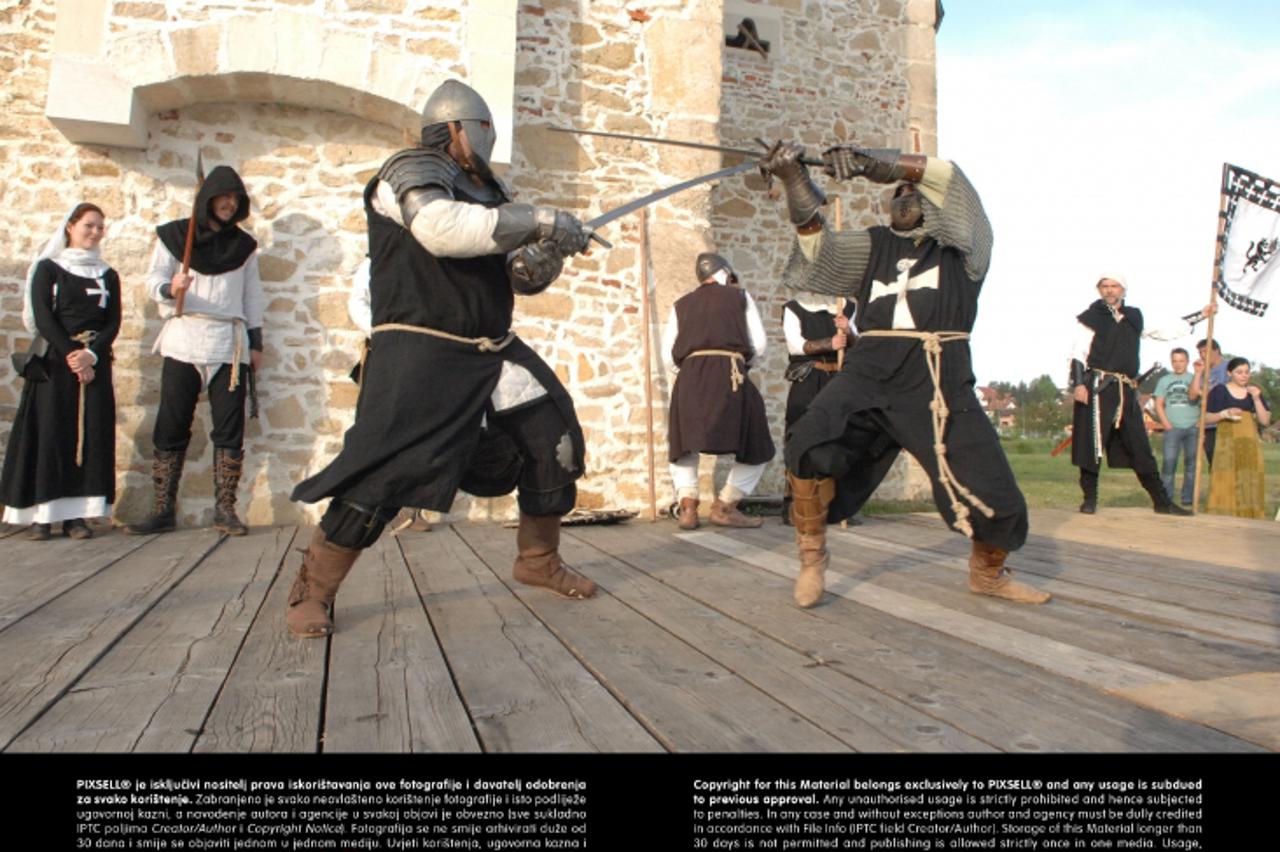 '04.05.2013., Konjscina - Udruga Grofovija Konjski organizator je 7. srednjovjekovnog sajama na kojem su posjetitelji mogli uzivati u srednjevjekovnim plesovima, zanatima i obicajima te borbama starih