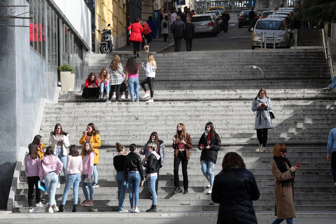 Rijeka: Učenici gimnazije uživaju na suncu na stepenicama uz hotel Bonavia