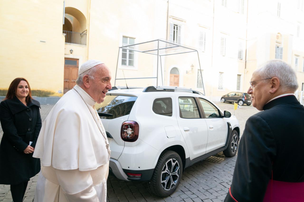 Papa Franjo dobio novi papamobil - Daciju Duster