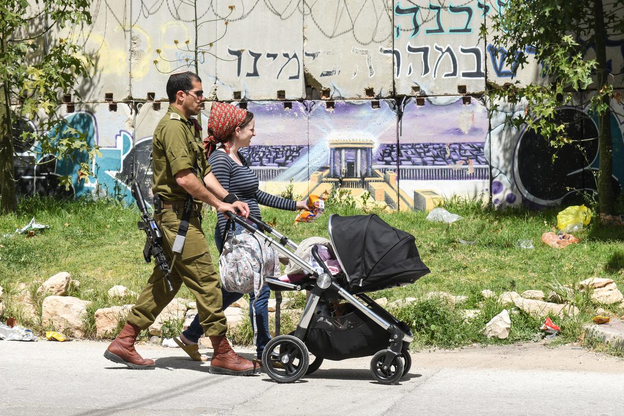 Izraelski vojnik pod punom ratnom spremom izašao je u šetnju sa ženom i djetetom