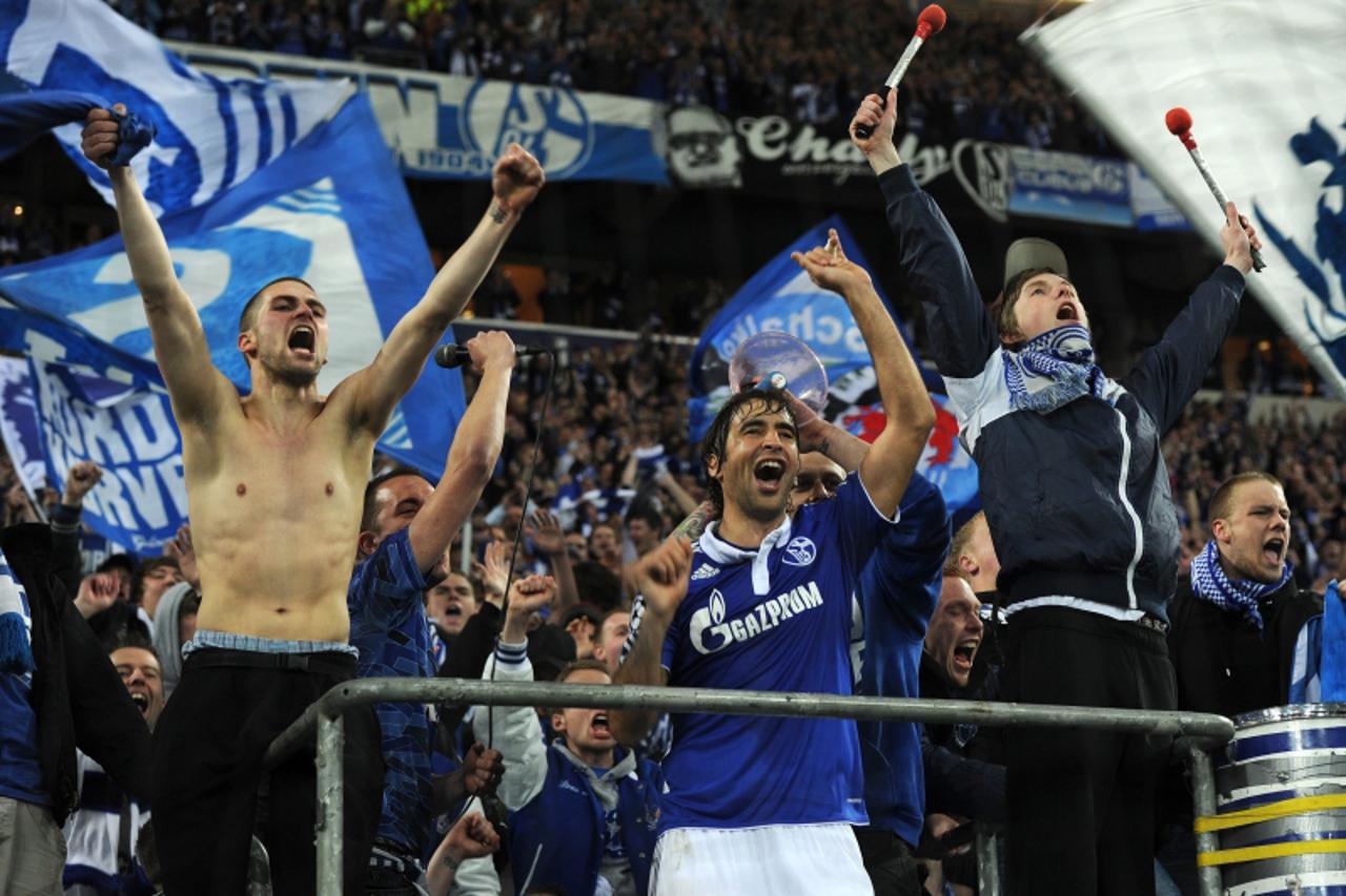 'Schalke\'s Spanish striker Raul (C) celebrates winning with fans after the UEFA Champions League quarter final, second leg football match Schalke 04 vs Inter Milan in Gelsenkirchen, western Germany o