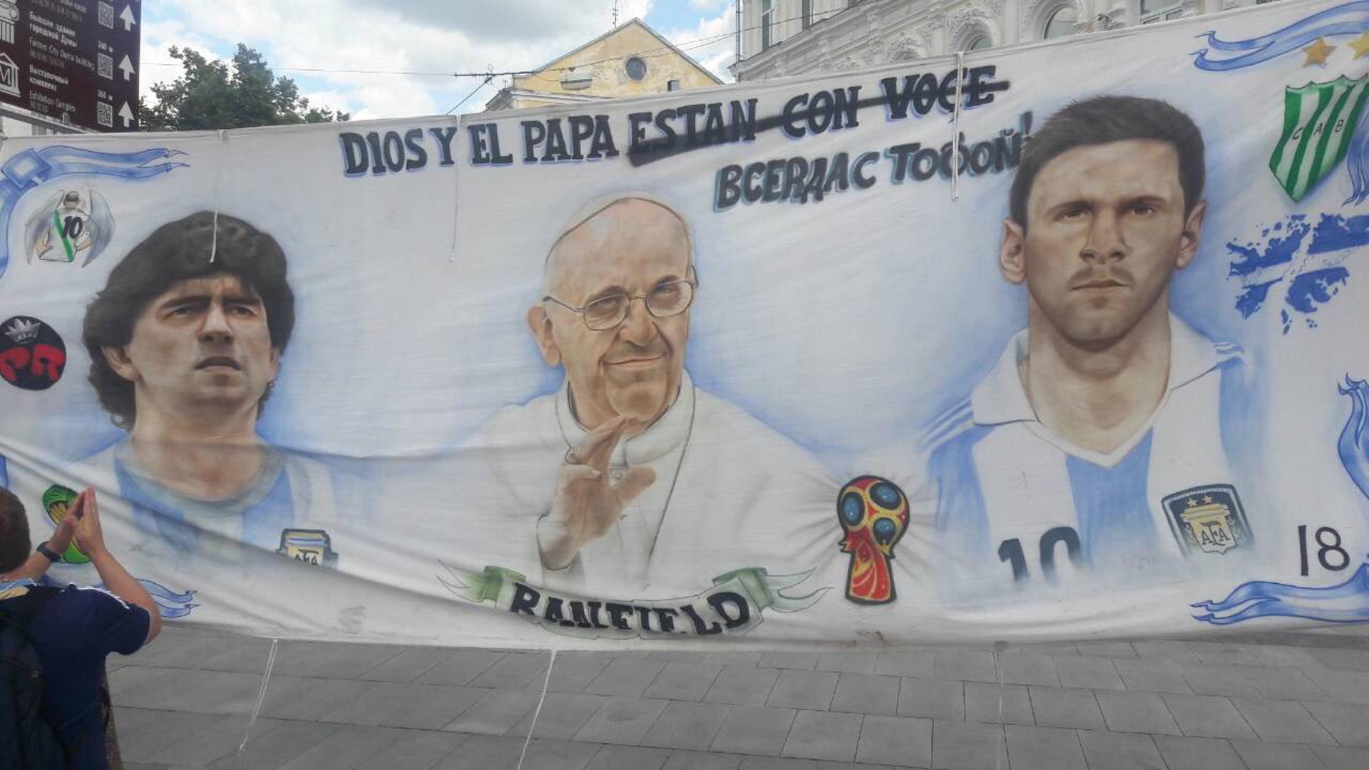Na veliku zastavu s kvadratićima Argentinci su odgovorili velikim transparentom na kojem su, Diego Maradona, Papa Franjo i Lionel Messi.