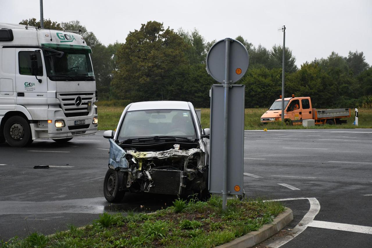 Bjelovar: Sudar kamiona i osobnog automobila 