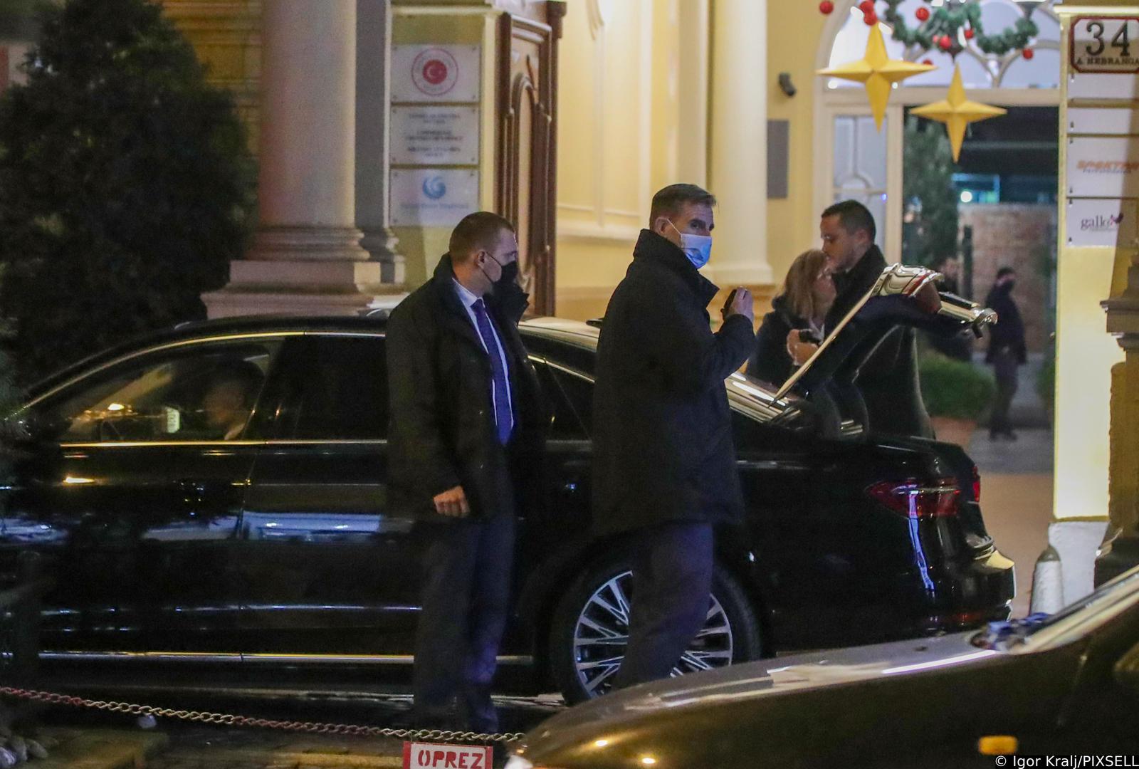 24.11.2021., Zagreb - Andrej Plenkovic stigao u poratnji osiguranja u restoran Gallo u Hebrangovoj ulici gdje ce se sastati s Emmanuelom Macronom.
