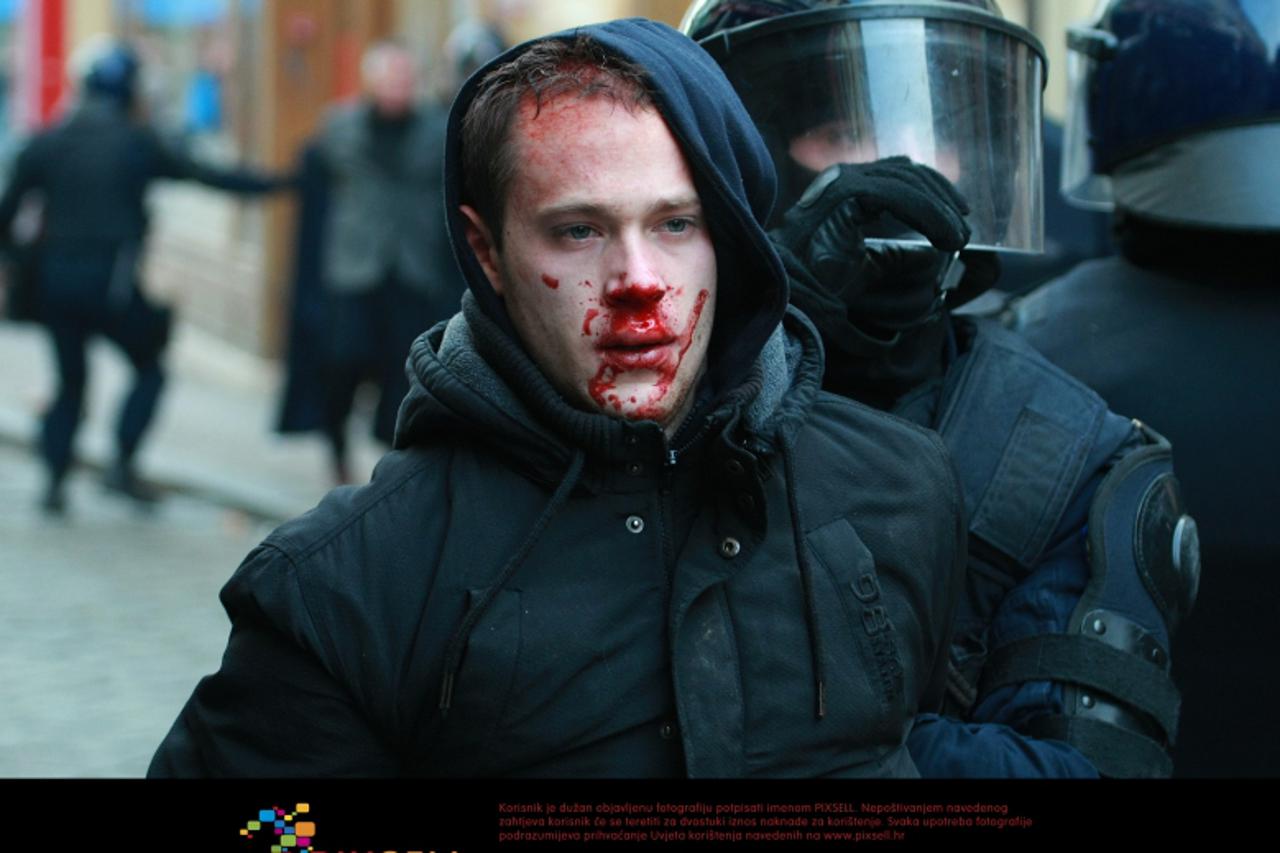 \'26.02.2011., Trg bana Josipa Jelacica, Radiceva, Zagreb - Nakon sto su na Trgu bana Josipa Jelacica branitelji zavrsili sa mirnim prosvjedom, prosvjednici okupljeni preko Facebook-a krenuli su prema