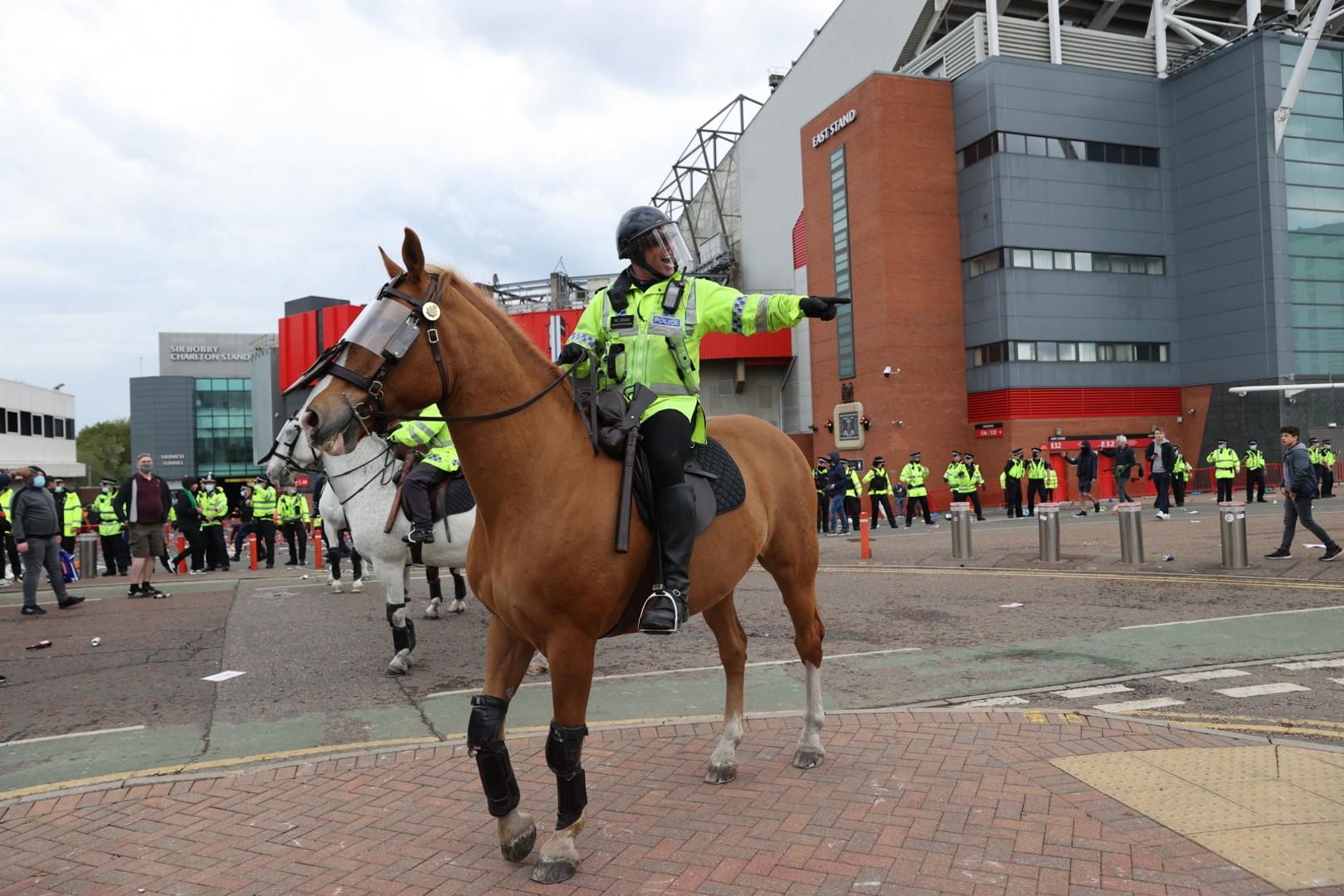U jednom trenutku došlo je i do sukoba između navijača i policije kada su "plavci" odlučili udaljiti provjednike ispred stadiona. Policija je oko 17 sati uspjela očistiti travnjak i okolicu stadiona Old Trafford, međutim donesena je odluka o otkazivanju utakmice.