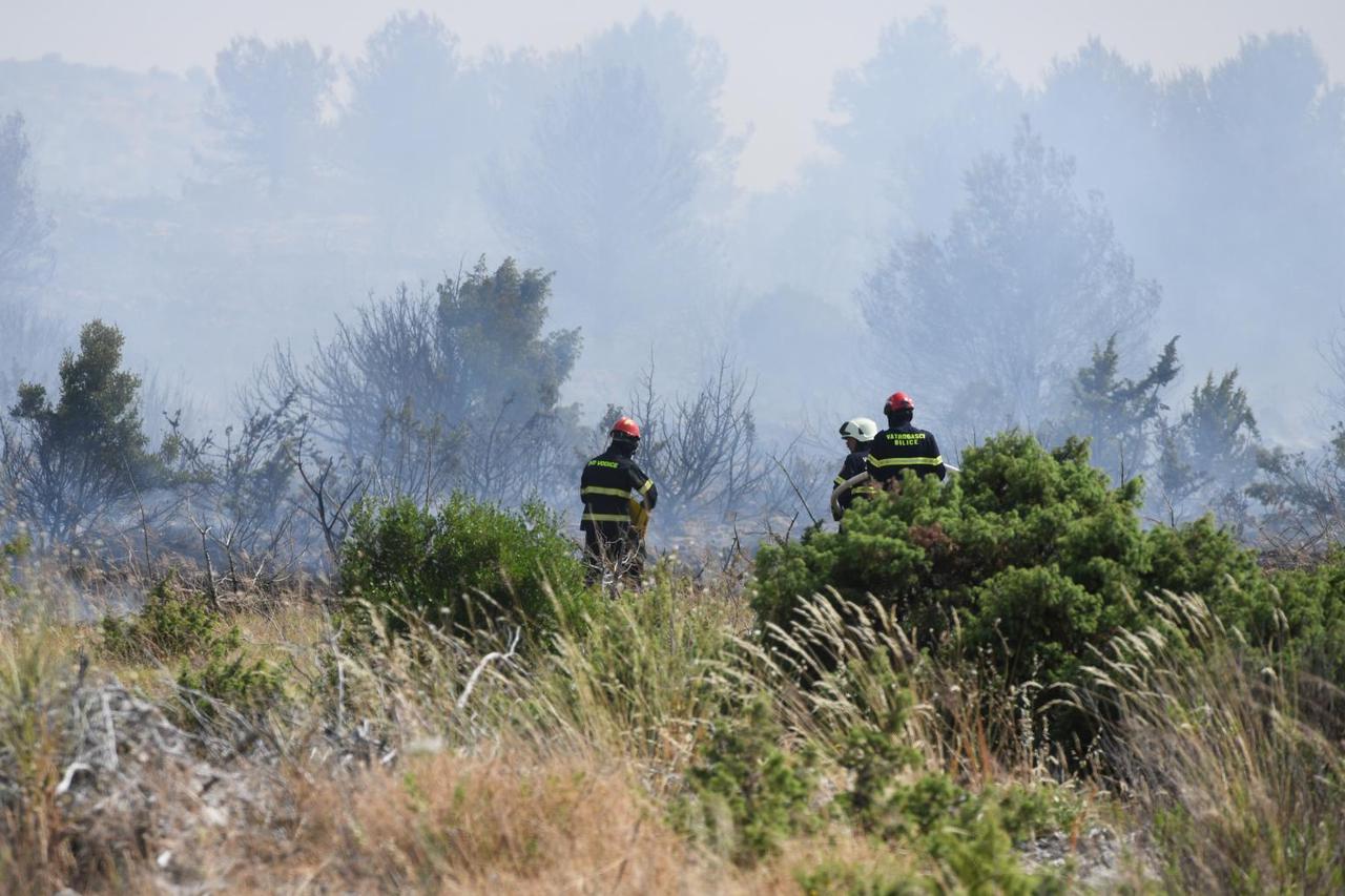 Vatrogasci se bore s požarom na području Donjeg Polja nedaleko Šibenika