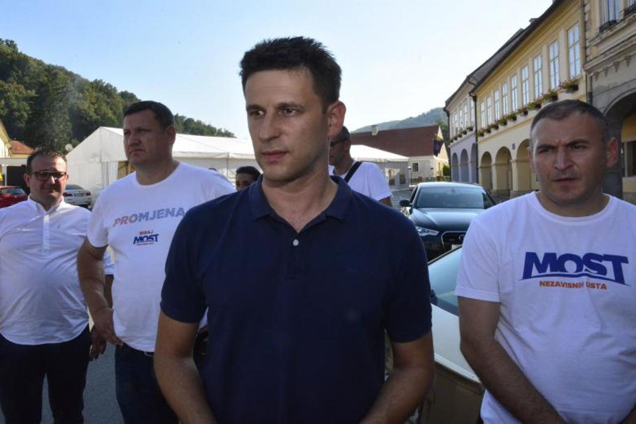  Bozo Petrov i kandidati Mosta nezavisnih lista za 5. izbornu jedinicu u sklopu predizborne kampanje druzili se s gradjanima u Pozegi