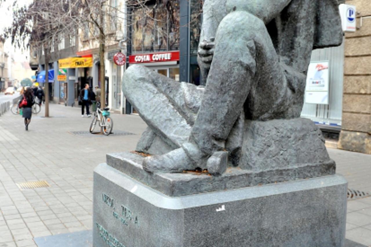 '30.11.2009.,Zagreb - Masarykova ulica ,spomenik Nikola Tesla po sebi ima lisca i vode a u natpisu fale slova  Photo: Marko Lukunic/PIXSELL'