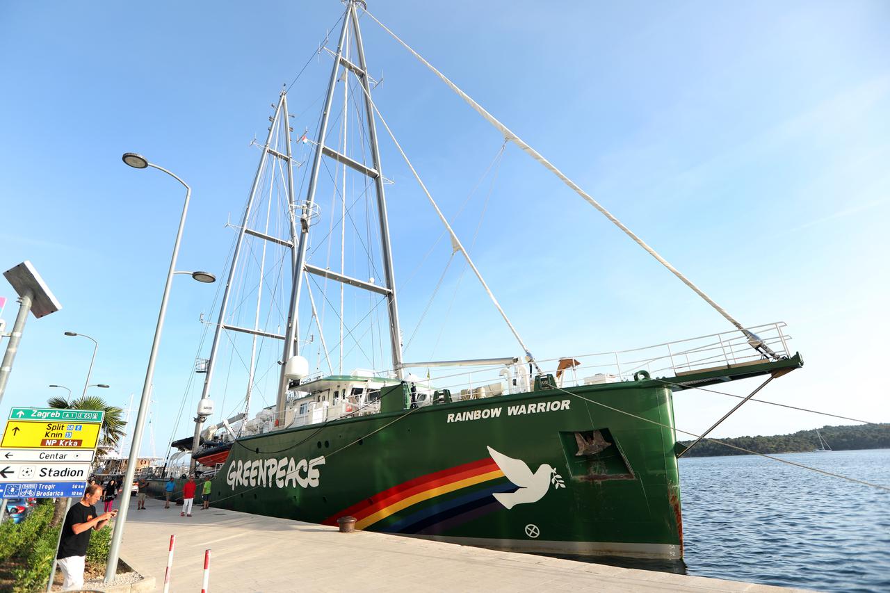Šibenik: Rainbow Warrior, brod Greenpeacea, vezan uz rivu