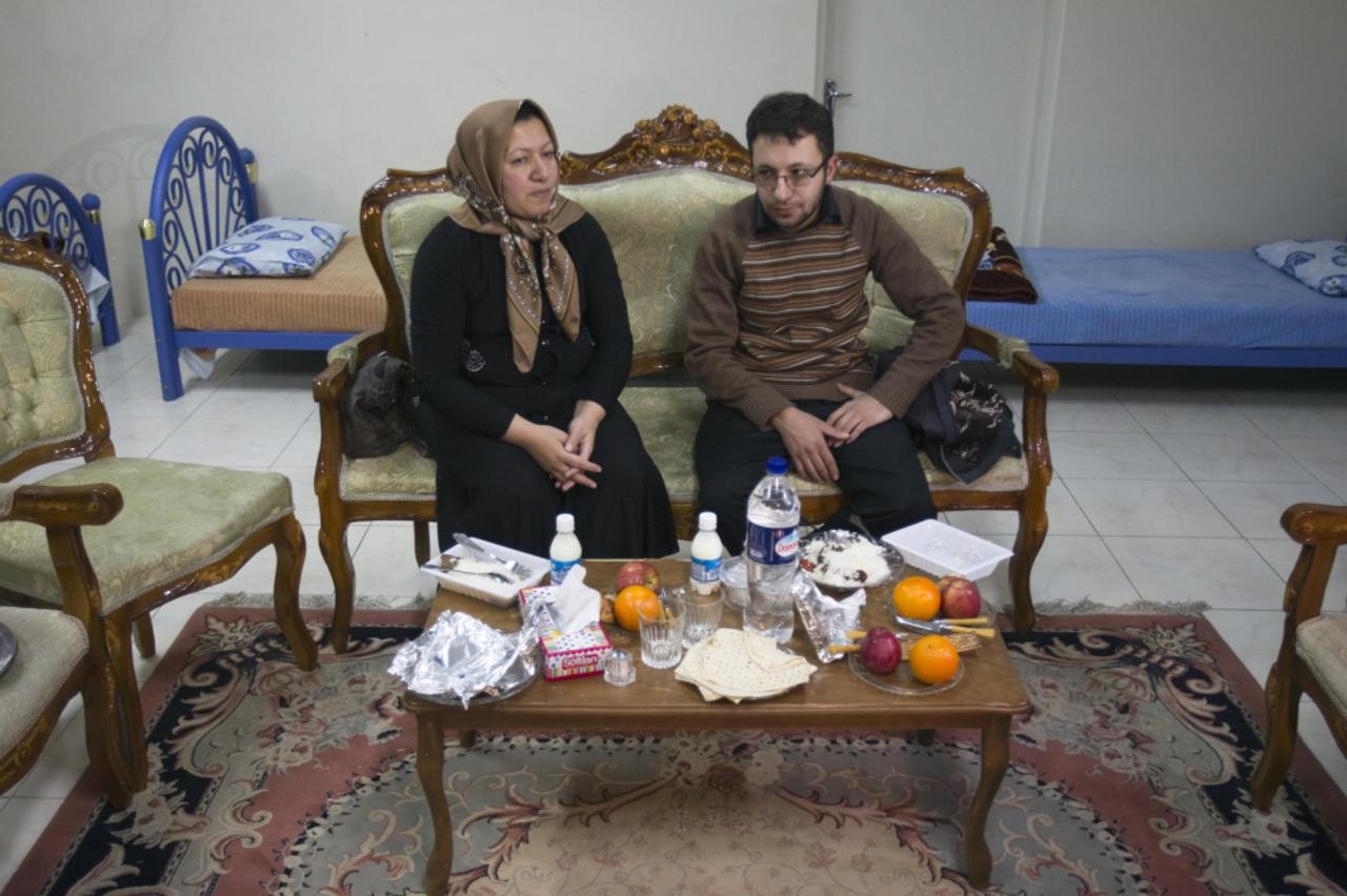 Osuđena Iranka Sakineh sa svojim sinom na večeri