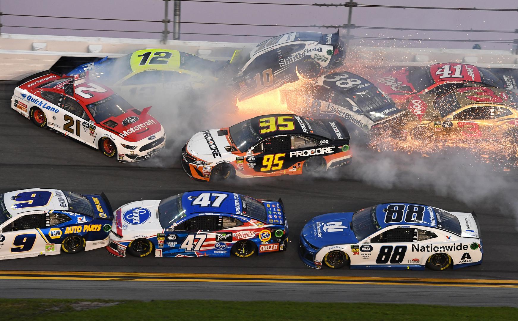 Čak 21 automobil sudjelovao je u spektakularnom sudaru u NASCAR-ovoj utrci Daytona 500. Utrka je dvaput prekidana zbog dva lančana sudara.