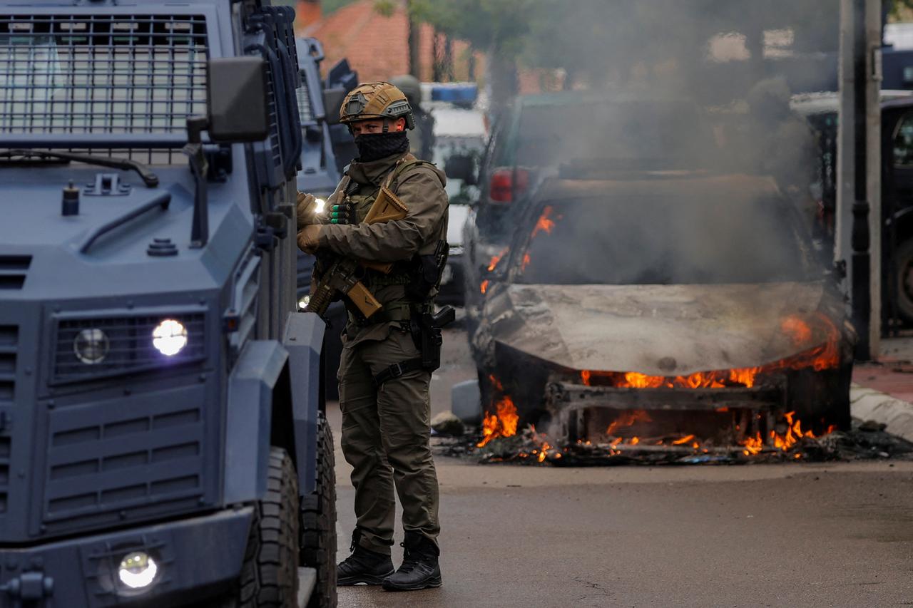 Neredi između prosvjednika Srba i kosovske policije izbili u gradu Zvečan na Kosovu