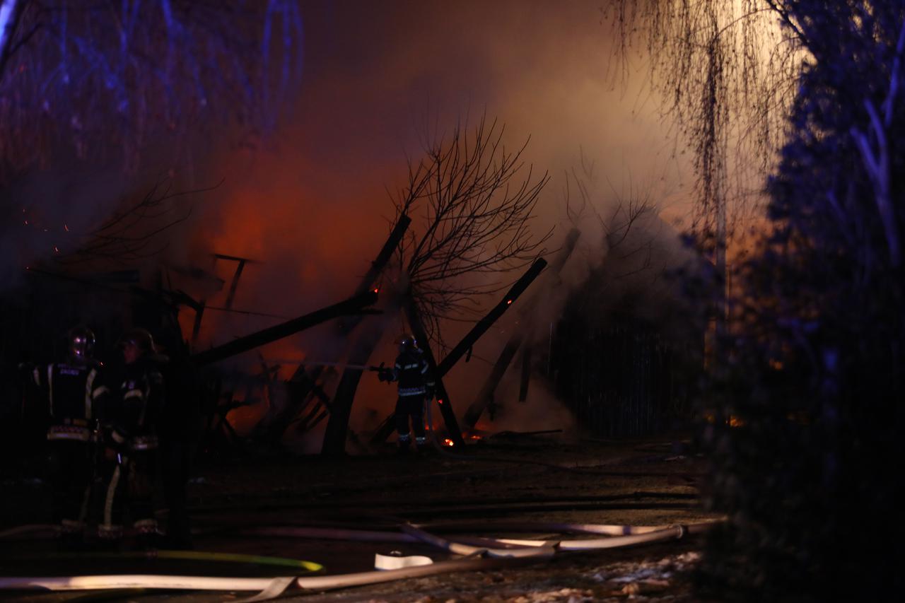 Požar u skladištu građevinske firme Kreiva