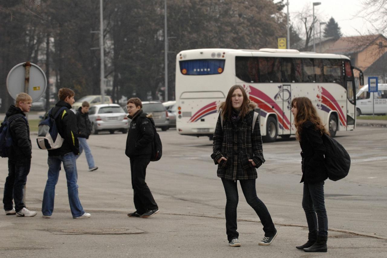 '10.01.2011., Cakovec- Medjimurski srednjoskolci navalili na autobuse. To je ujedno i prvi radni dan otkako je Presecki grupa preuzela linijski prijevoz u Medjimurju.'
