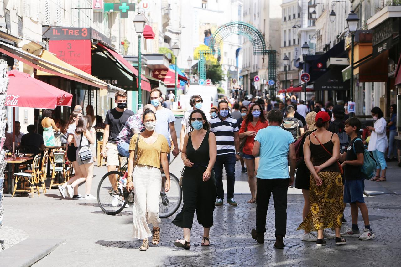 Les Parisiens doivent s'habituer à porter le masque, obligatoire dans certaines rues de la capitale