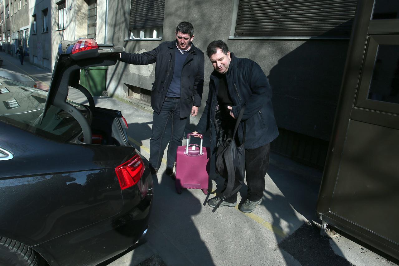 16.02.2015., Zagreb - Iz zgrade u Bauerovoj 29 rano jutros izasao je Jakov, suprug Kolinde Grabar Kitarovic te se nakon nekoliko sati vratio ta ubrzo izasao sa koferom te otisao sa sluzbenim autom.