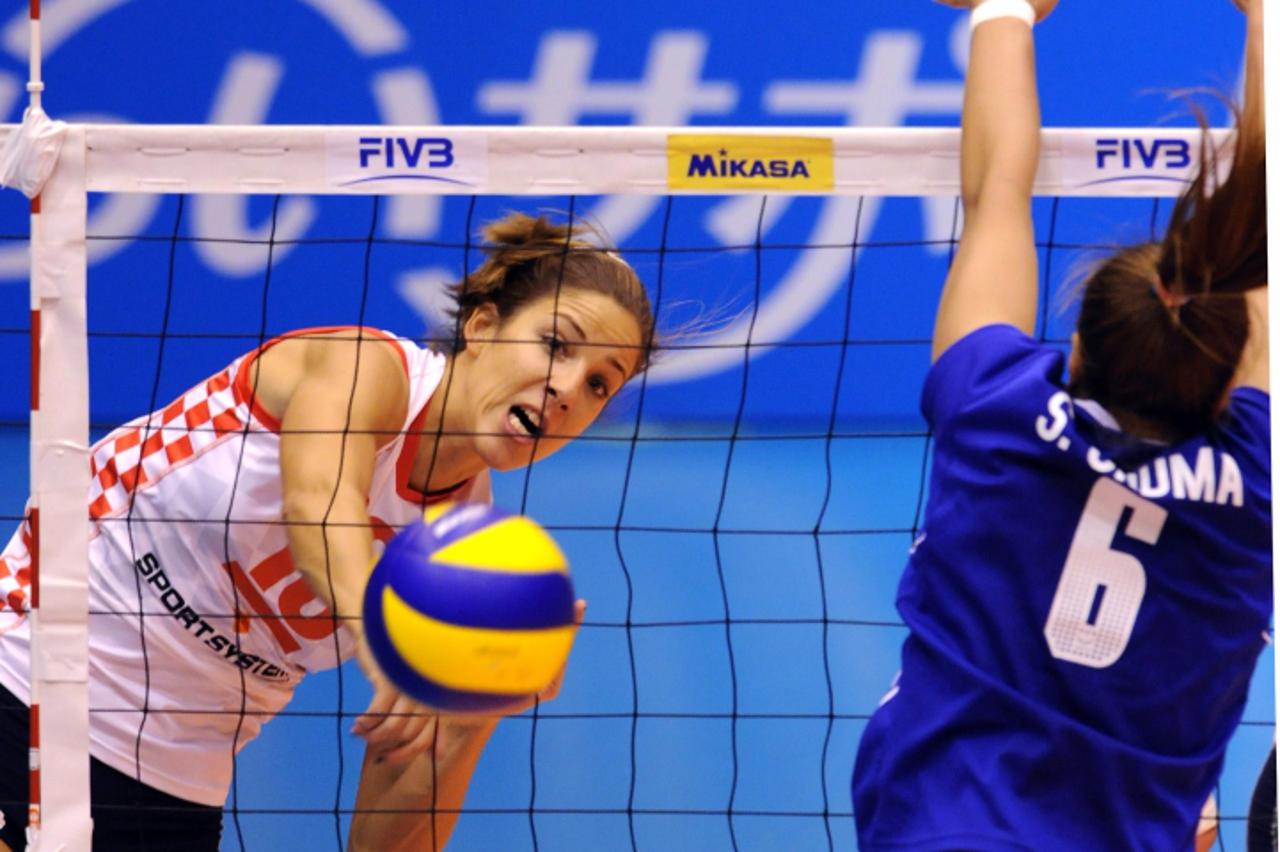 'Croatia\'s captain Maja Poljak (L) spikes the ball past Onuma Sittirak of Thailand (R) during their Pool C preliminary round match at the FIVB 2010 Women\'s Volleyball World Championships in Matsumot
