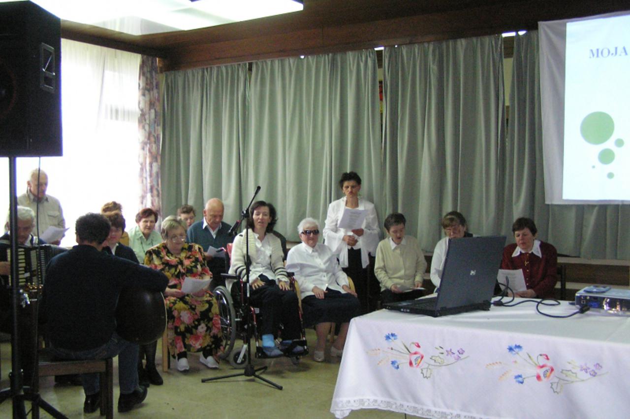 'zagorje - 17. 05. 2010.,Vinipotok, Hrvatska - Na proslavi Dana obitelji u Lobor-gradu korisnici ustanove izveli su kratak program'