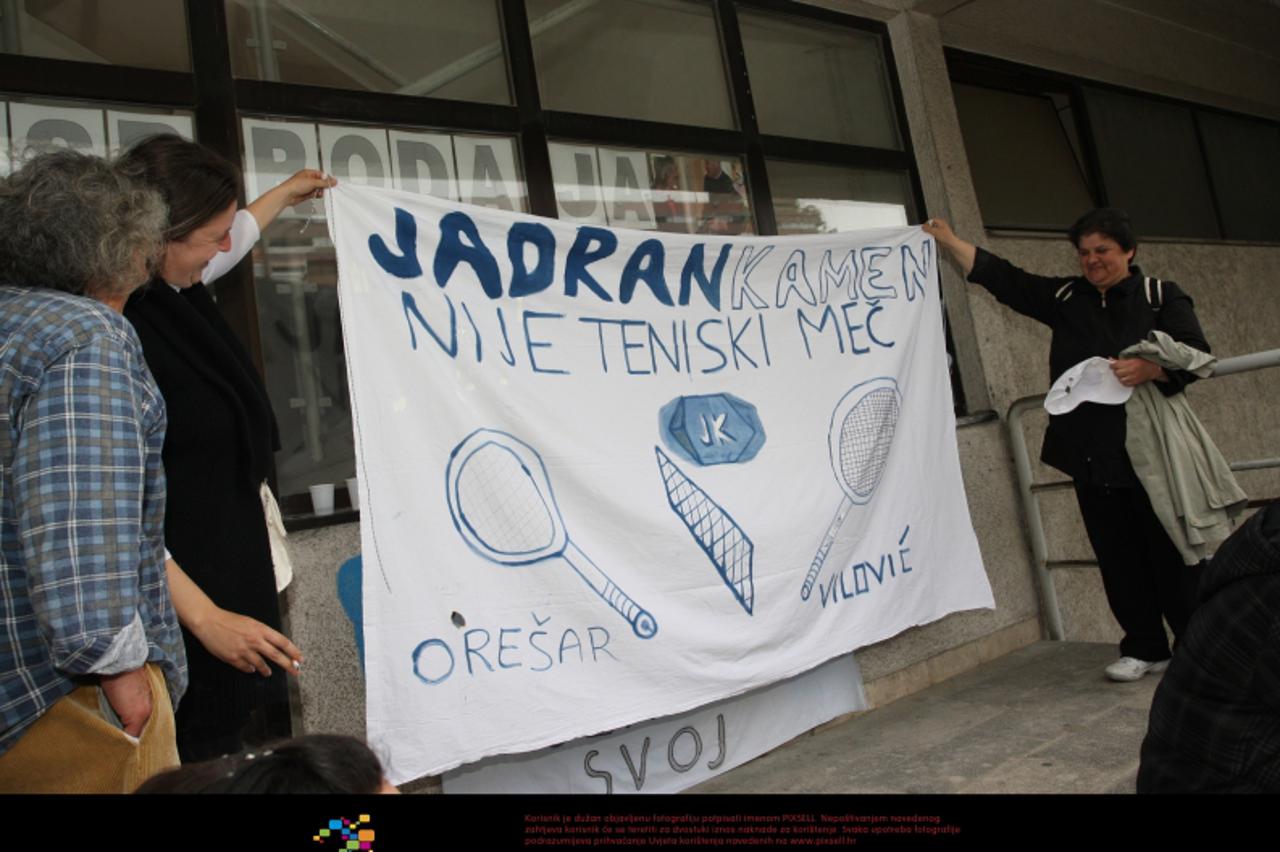 '04.04.2012., Split - Radnici Jadrankamena vratili su se danas ponovo s Braca u Split nakon dvodnevnog cekanja da se vrate vozila kojima se sluze vodeci ljudi firme. Po dolasku u zgradu Uprave vodeci 