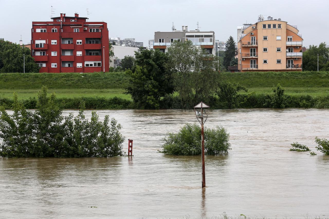 Zagreb: Rijeka Sava izlila se iz svog korita