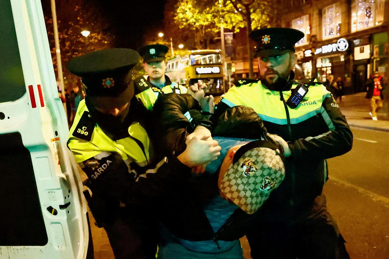 Riots erupt in Dublin after school children stabbed
