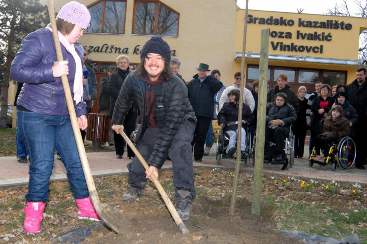 Japanac Yuji Miyata pješači svijetom i sadi stabla mira, u Hrvatskoj prvo posadio u Vinkovcima (1)