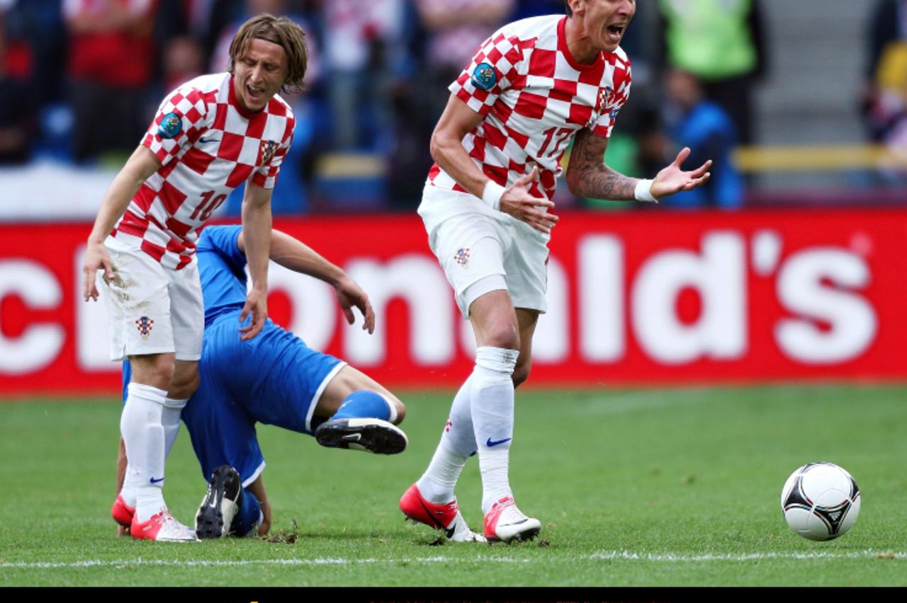 '14.06.2012., Poznanj, Poljska - Europsko nogometno prvenstvo Euro 2012. Skupina C, Hrvatska - Italija. Luka Modric, Mario Mandzukic. Photo: Goran Stanzl/PIXSELL'