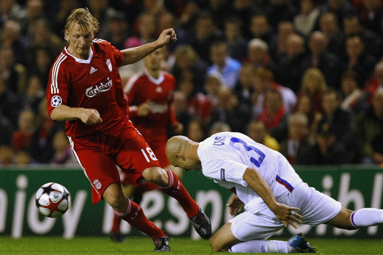 'Liverpool\'s Dirk Kuyt (L) challenges Olympique Lyon\'s Cris during their Champions League soccer match at Anfield in Liverpool, northern England, October 20, 2009.     REUTERS/Phil Noble (BRITAIN SP