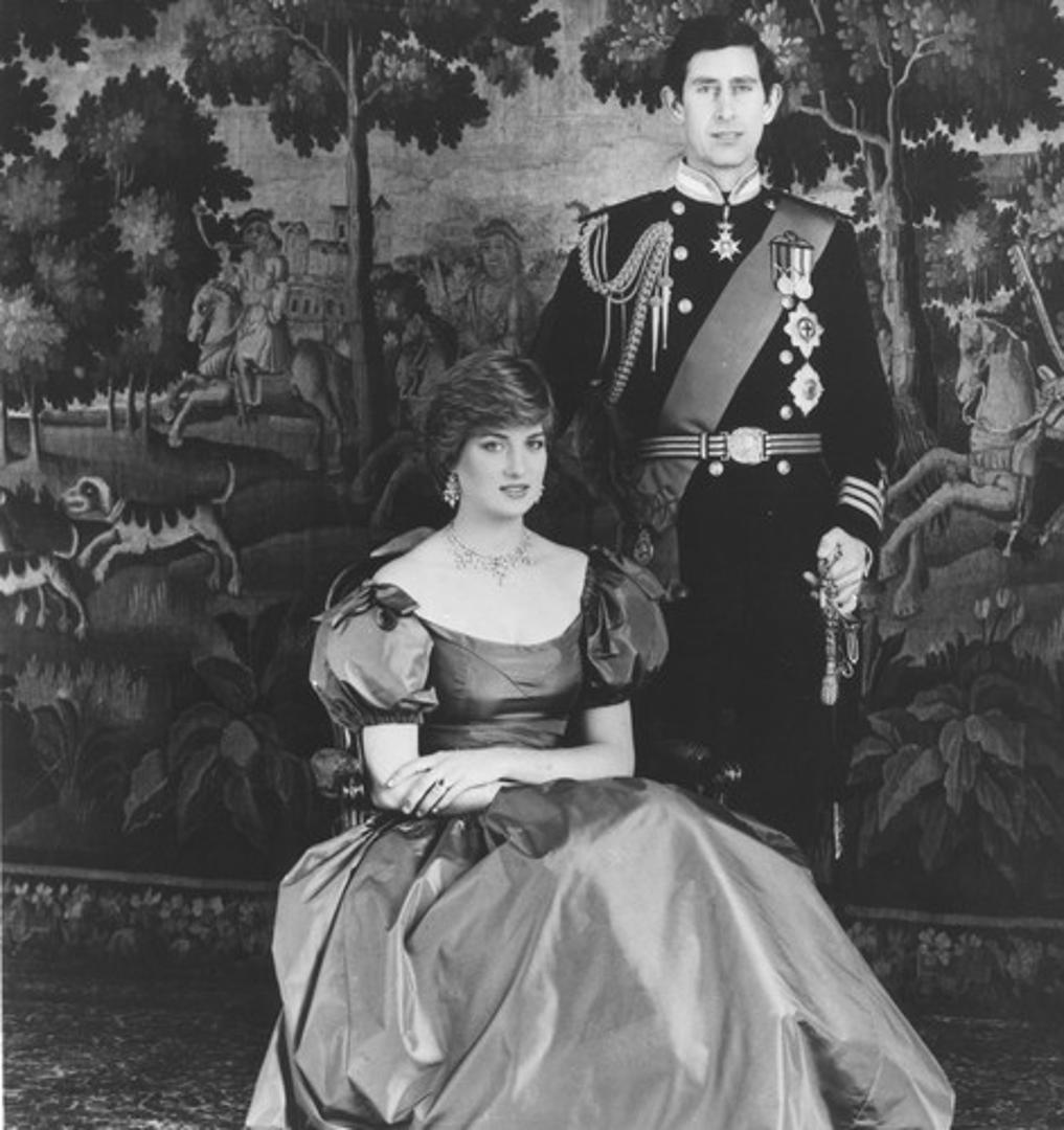 S princem Charlesom Dianu je upoznala njezina starija sestra Lady Sarah McCorquodale, kojoj se Diana iznimno divila te koja je među ostalim 1977. bila u kratkoj vezi s princem.