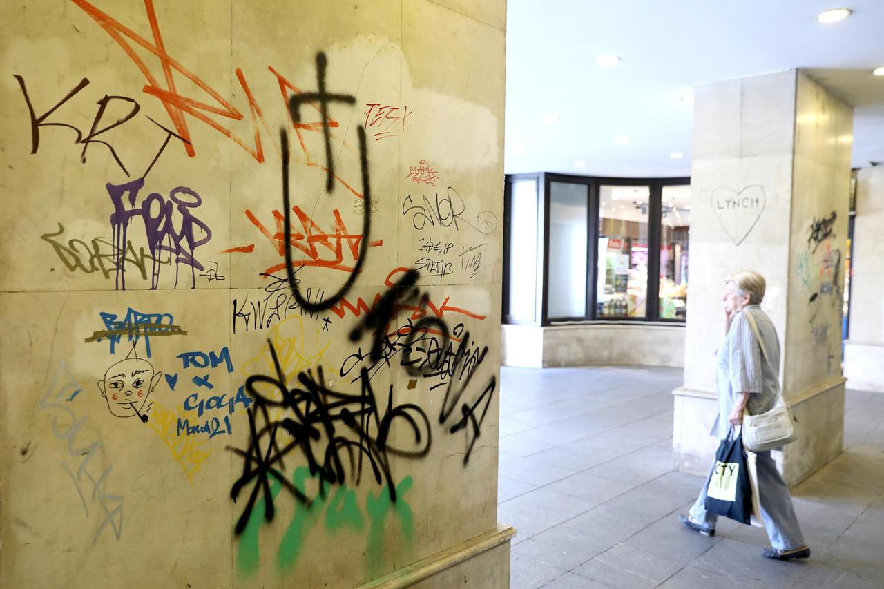 Zagreb: Prolaz Harmica prekriven grafitima