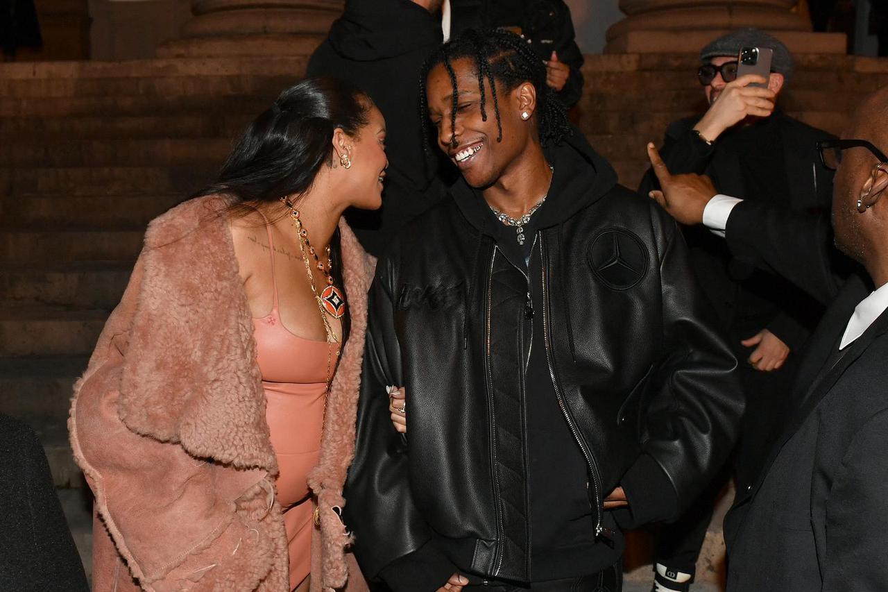 Trudna Rihanna s partnerom Asap Rockyjem dolazi na modnu reviju u Parizu