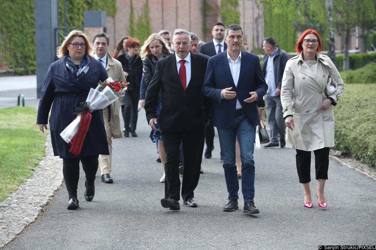 Zagreb: Delegacija Udruge Socijaldemokrata položila je cvijeće na grob Ivice Račana 