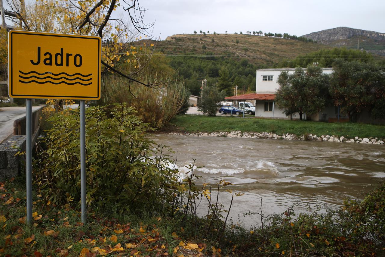 Solin: Obilne kiše zamutile rijeku Jadro iz koje se pitkom vodom opskrbljuje šire područje Splita