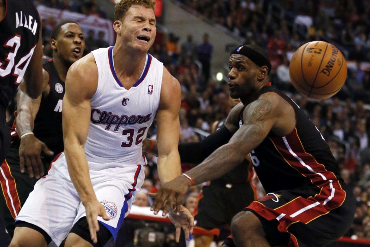 'Los Angeles Clippers Blake Griffin (C) passes under pressure from Miami Heat's  LeBron James (R) and Mario Chalmers during their NBA basketball game in Los Angeles, California, November 14, 2012. RE