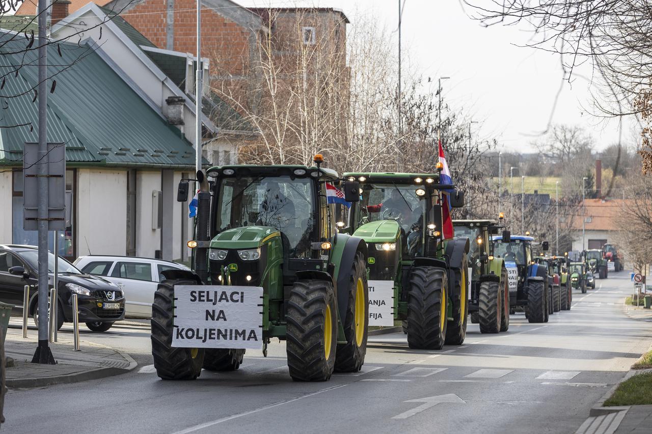 Poljoprivrednici stigli u centar Đakova na prosvjed