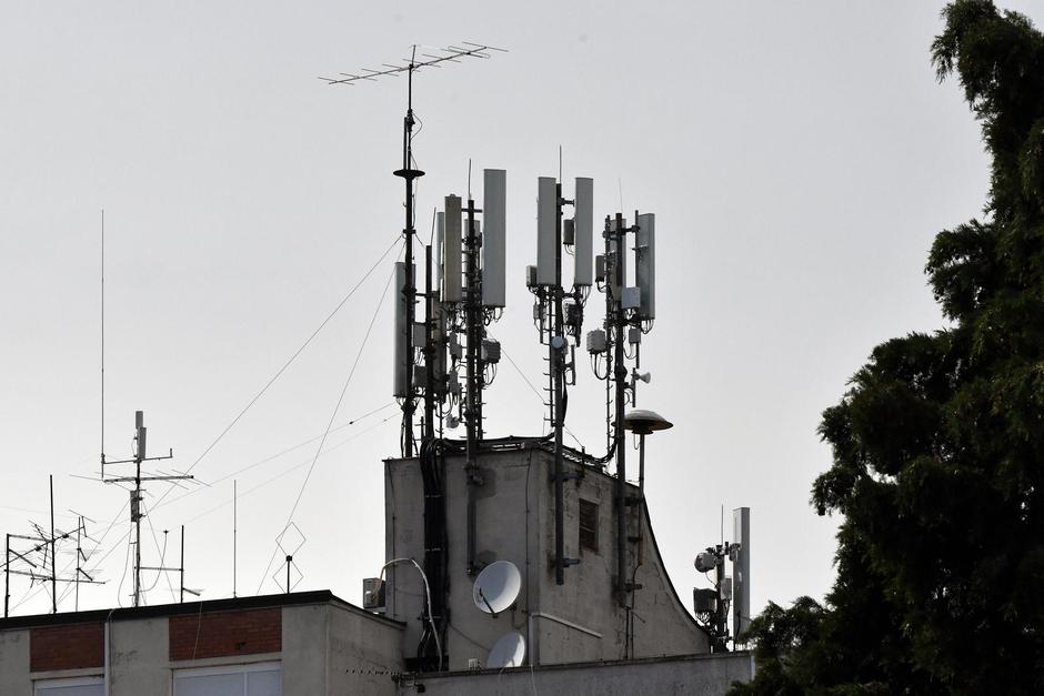 Antenski sustavi i bazne stanice mobilnih teleoperatera na stambenim zgradama