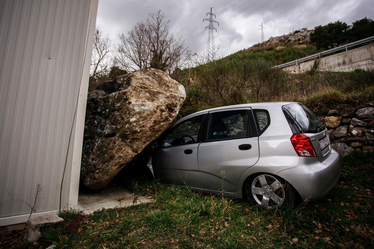 Kod Omiša za dlaku izbjegnuta tragedija: Stijena se strovalila i poklopila auto