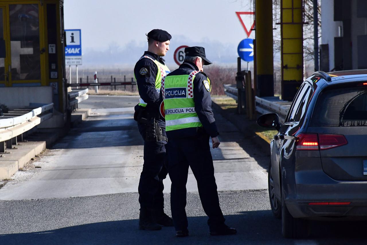 Slavonski Brod: Zbog ilegalnih migranata policija na brojnim punktovima uz prometnice provodi pojačani nadzor