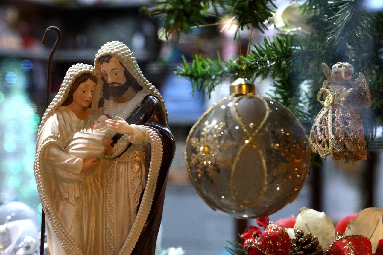 Šibenik: U Škrinjici počela tradicionalna prodaja blagdanskih božićnih ukrasa